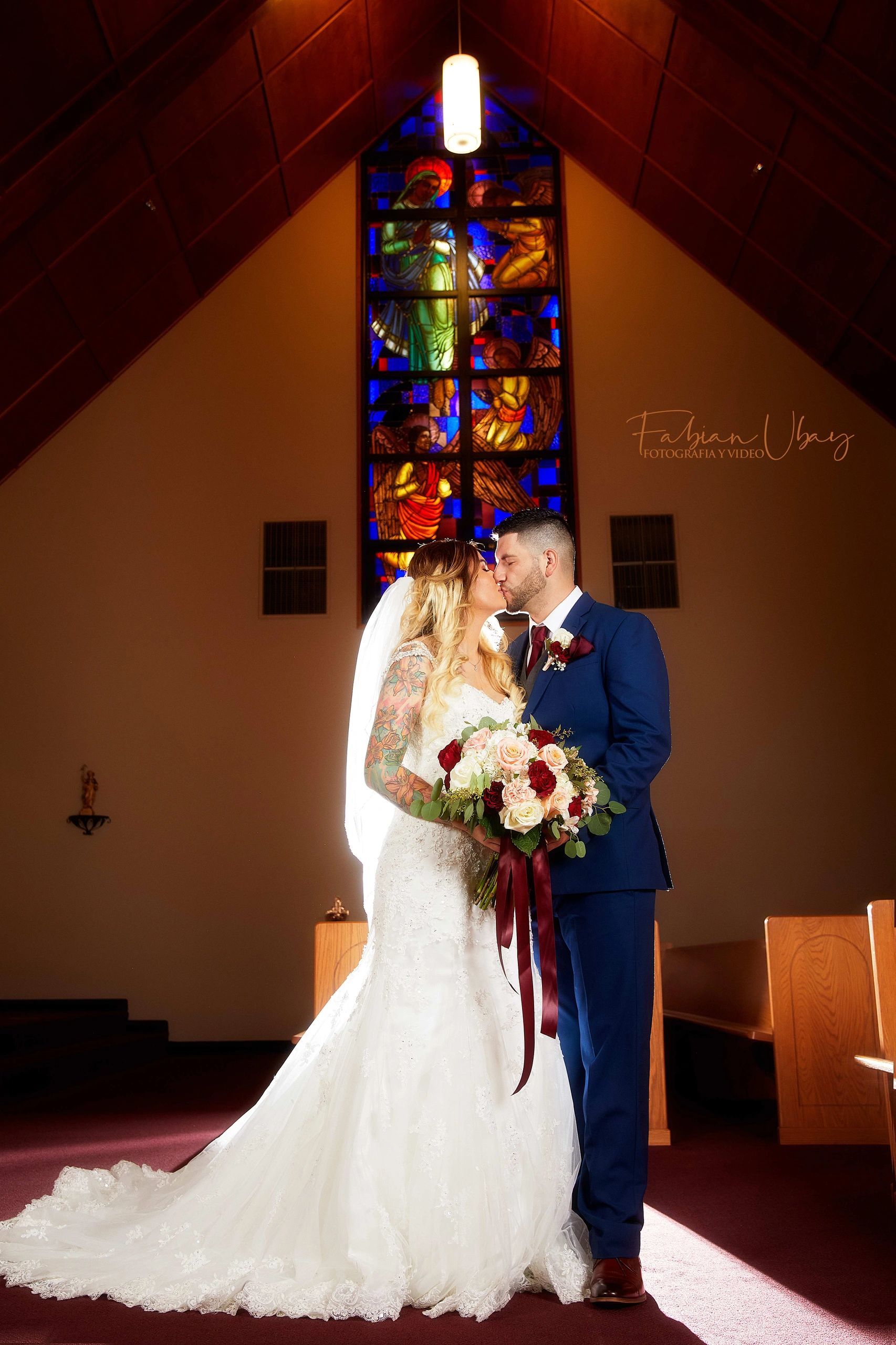 Beso en capilla — Fabian Ubay